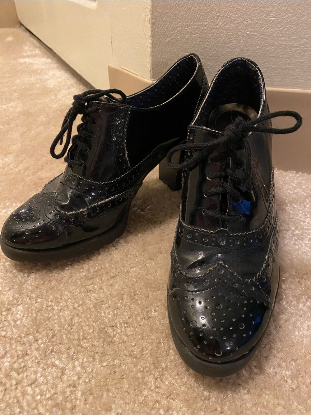 Dexflex wingtip black patent pumps